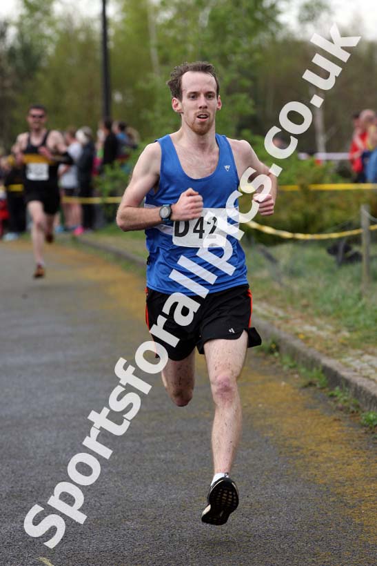 Senior mens relay, Elswick Good Friday Road Races. Photo: David T. Hewitson/Sports for All Pics